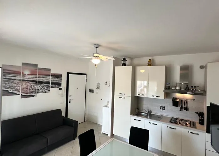 Un Passo Dal Mare Nettuno